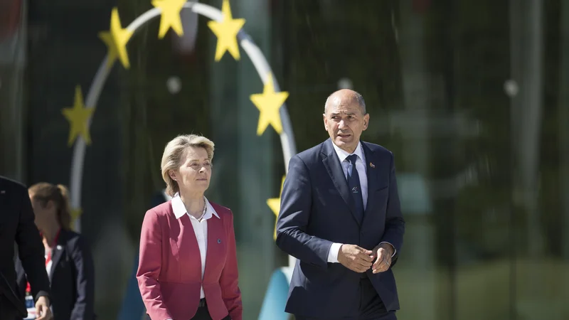 Fotografija: Premier Janez Janša je poskrbel za škandal že na samem začetku predsedovanja, ob obisku kolegija evropske komisije. Tudi njena predsednica Ursula von der Leyen ni skrivala nezadovoljstva. FOTO: Jure Eržen/DELO
