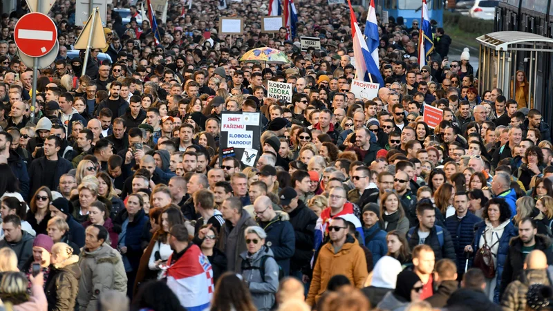 Fotografija: Poročevalec televizije RTL Goran Latković je dobil dva udarca v glavo in rebra. FOTO: Denis Lovrović/AFP