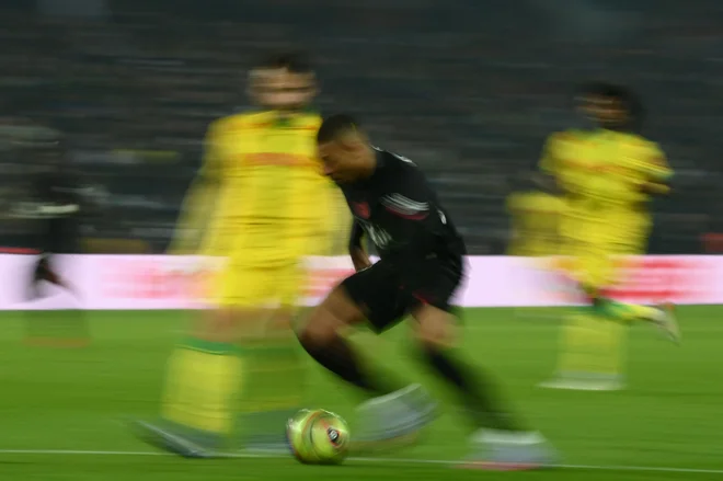 Kylian Mbappé je še vedno prehiter za tekmece in fotografe. FOTO: Franck Fife/AFP
