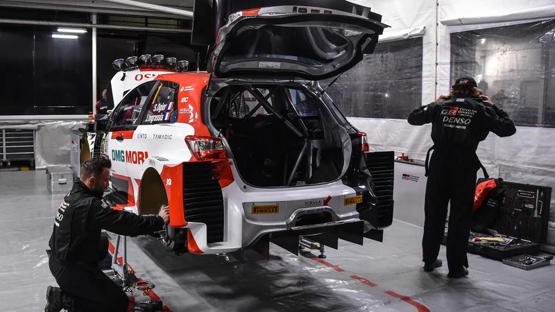 Fotografija: Sébastien Ogier je že odprl toyotin prtljažnik, da spakira nov naslov svetovnega prvaka. FOTO: Andreas Solaro/AFP