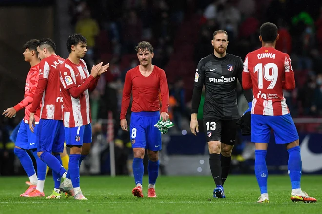 Jan Oblak, drugi z desne, in Atleticovci so le iztržili zmago. FOTO: Oscar Del Pozo/AFP
