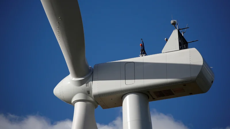 Fotografija: Cilj Francije je, da bodo do leta 2030 pridobili iz obnovljivih virov do 32 odstotkov električne energije. Za zdaj so vetrni park vzpostavili večinoma na kopnem, edina vetrnica na morju se vrti nedaleč od bretonskega kraja Le Croisic. FOTO: Stephane Mahe/Reuters