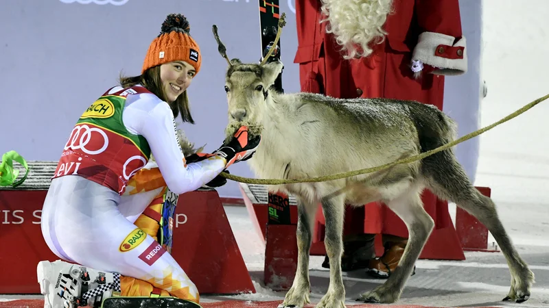 Fotografija: Petra Vlhova je v odlični formi že na uvodu v sezono, po zmagi je upoštevala tradicijo Levija in se slikala s simpatičnim jelenčkom. FOTO: Lehtikuva Lehtikuva/Reuters