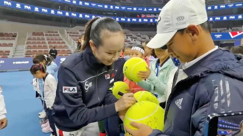 Fotografija: Peng Shuai je včeraj mladim teniškim igralcem delila avtograme. FOTO: Twitter@qingqingparis/Reuters
