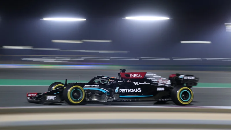 Fotografija: Lewis Hamilton v akciji na dirkališču v Losailu. FOTO: Thaier Al-Sudani/Reuters