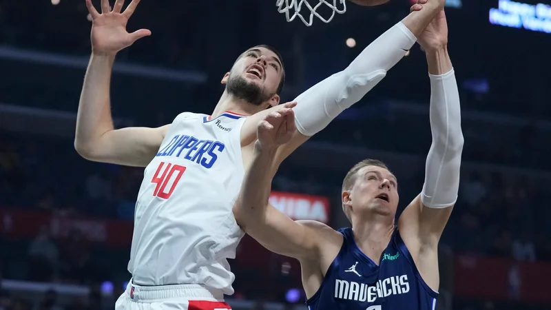 Fotografija: Ivica Zubac in Kristaps Porzingis (desno) sta odlično odprla obračun, ki sta ga nato v svoje roke vzela Paul George in Reggie Jackson. FOTO: Robert Hanashiro/USA Today Sports
