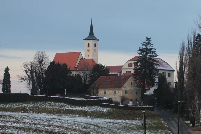 Pogled na cerkvico Žalostne matere božje in gručico hiš okrog nje je lep v vsakem letnem času. FOTO: Jože Pojbič
