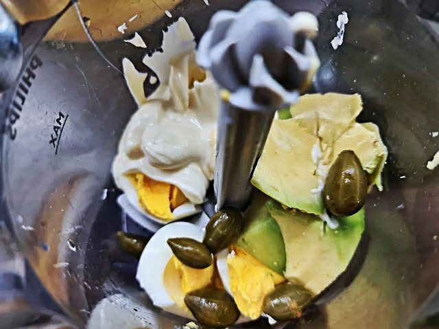 Poletov recept: Jajčni namaz z avokadom in kaprami. FOTO: Tanja Drinovec/Delo
