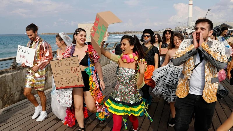Fotografija: Modeli, ki nosijo oblačila, narejena iz vseh vrst smeti, so se v Tel Avivu udeležili dogodka, ki ga je organizirala nevladna organizacija za ozaveščanje o okoljskih vprašanjih, Fashion Revolution. Fashion Revolution je bil ustanovljen po nesreči Rana Plaza v Daki leta 2013, v kateri je v tovarni oblačil umrlo več kot tisoč delavcev. Fashion Revolution je postalo največje gibanje modnega aktivizma na svetu. FOTO: Jack Guez/Afp