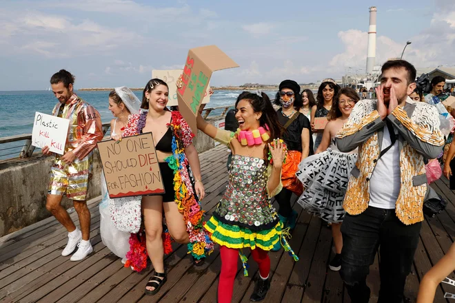 Modeli, ki nosijo oblačila, narejena iz vseh vrst smeti, so se v Tel Avivu udeležili dogodka, ki ga je organizirala nevladna organizacija za ozaveščanje o okoljskih vprašanjih, Fashion Revolution. Fashion Revolution je bil ustanovljen po nesreči Rana Plaza v Daki leta 2013, v kateri je v tovarni oblačil umrlo več kot tisoč delavcev. Fashion Revolution je postalo največje gibanje modnega aktivizma na svetu. FOTO: Jack Guez/Afp

