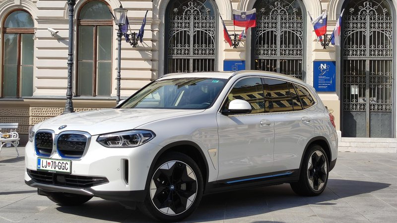 Fotografija: BMW X3 je dobil še eno pogonsko možnost. Električni iX3 se od osnovnega razlikuje zgolj po aerodinamičnih podrobnostih. FOTO: Boštjan Okorn
