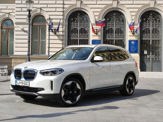 BMW X3 je dobil še eno pogonsko možnost. Električni iX3 se od osnovnega razlikuje zgolj po aerodinamičnih podrobnostih. FOTO: Boštjan Okorn