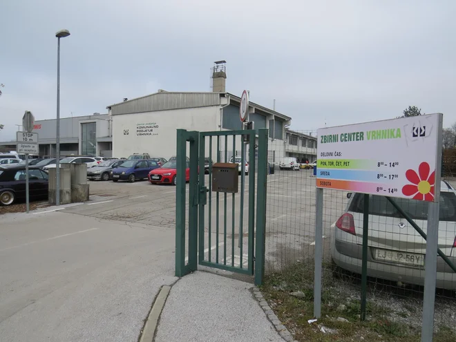 Glavni odločevalci o vsem v JP KP Vrhnika so trije poklicni župani, ki tako kršijo protikorupcijski predpis. FOTO: Bojan Rajšek/Delo