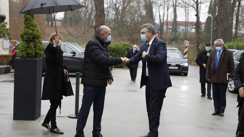 Fotografija: Kot politična zaveznika se slovenski in hrvaški premier, Janez Janša in Andrej Plenković, pogosto sestajata. Foto Leon Vidic
