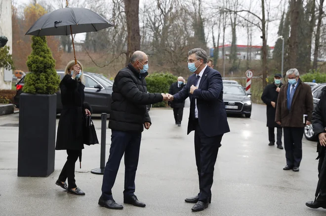 Kot politična zaveznika se slovenski in hrvaški premier, Janez Janša in Andrej Plenković, pogosto sestajata. Foto Leon Vidic
