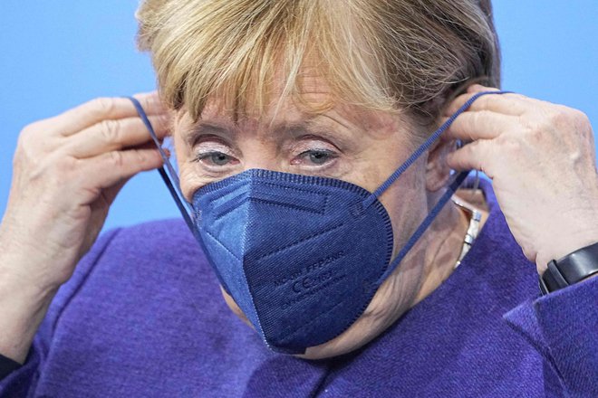 Nemška kanclerka Angela Merkel svari, da trenutni okrepi ne zadostujejo. FOTO: Michael Kappeler/AFP
