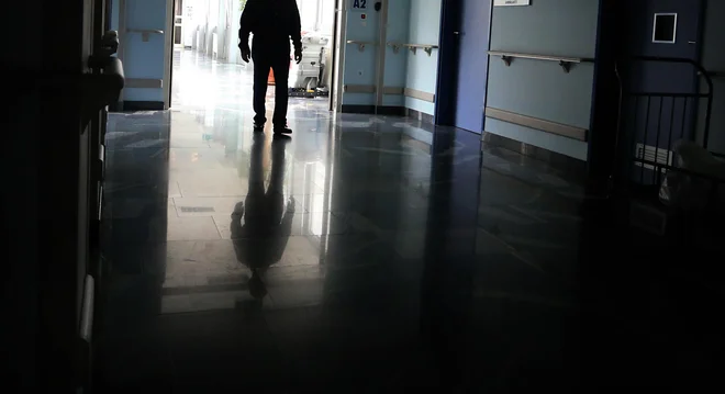 Policisti so pridržanje prekinili in osumljenega še isto noč hospitalizirali v psihiatrični ustanovi. FOTO: Tadej Regent/Delo