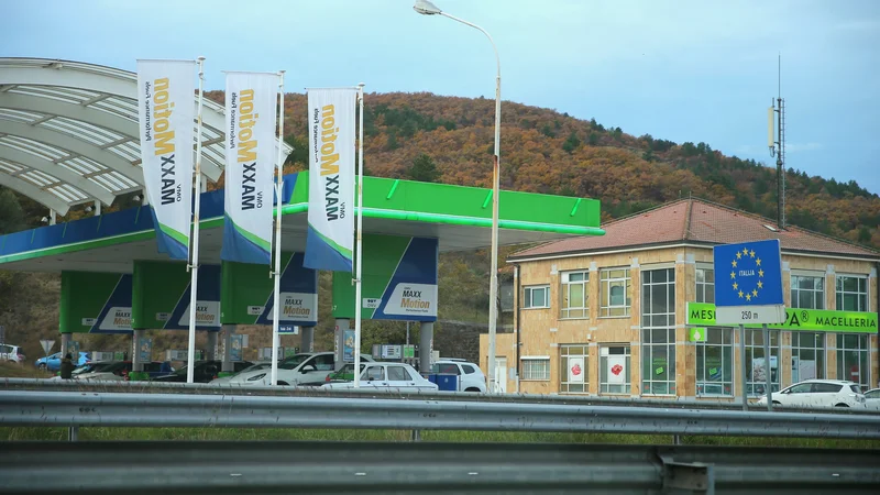 Fotografija: Na slovenskih obmejnih bencinskih servisih ne zaznavajo večjega navala Italijanov, ki naj bi ga sprožile podražitve goriva in česar se zelo bojijo pri sosedih. FOTO:Jože Suhadolnik/Delo
