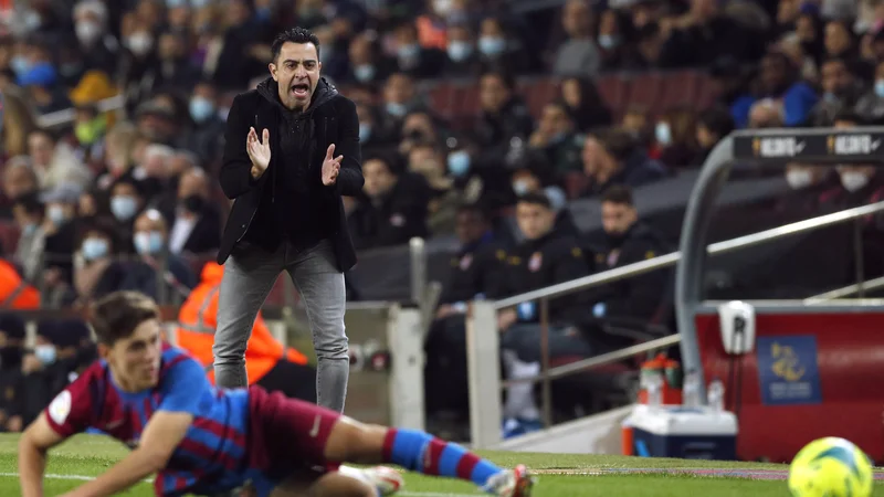 Xavi je debitiral z zmago proti Espanyolu, a spoznal, da ga čaka veliko dela. FOTO: Albert Gea/Reuters