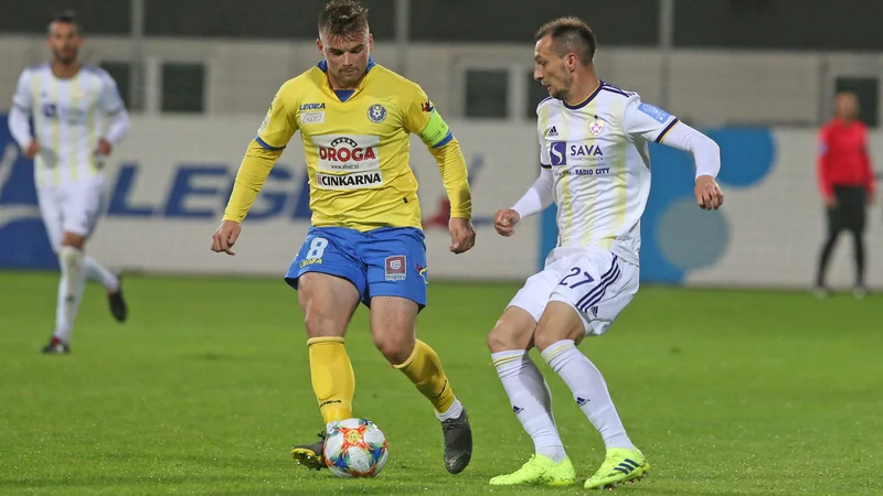 Janez Pišek (pri žogi) je priigral pomembno zmago Domžalčanom. FOTO: Tadej Regent/Delo
