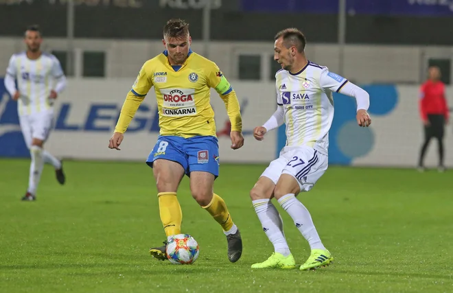 Janez Pišek (pri žogi) je priigral pomembno zmago Domžalčanom. FOTO: Tadej Regent/Delo

