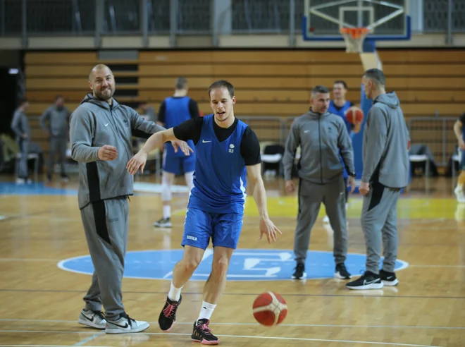 Klemnu Prepeliču je na treningu pomagal z dobro voljo legenda reprezentance Marko Milič. FOTO: Jože Suhadolnik/Delo
