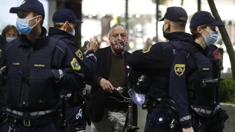 Policisti so proti&nbsp;Andreju Rozmanu - Rozi zaradi branja ustave na Trgu republike sprožili postopek. FOTO:&nbsp;Leon Vidic/Delo
