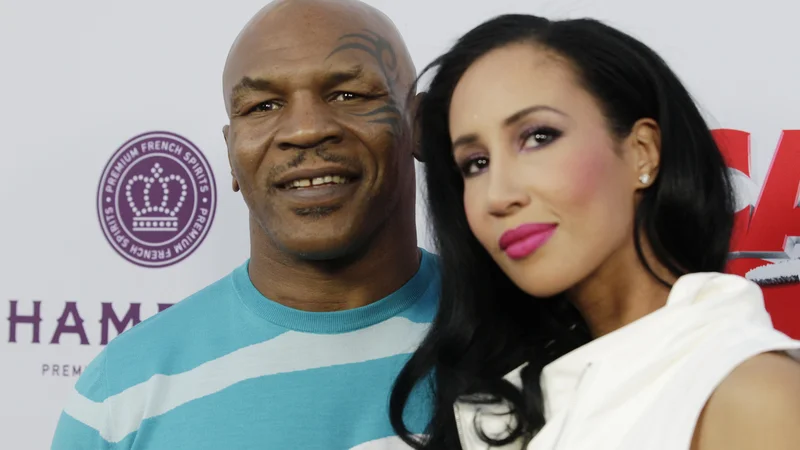 Fotografija: Mike Tyson (na fotografiji z ženo Lakiho Spicer) je od nekdaj užival v družbi lepotic. FOTO: Fred Prouser/Reuters