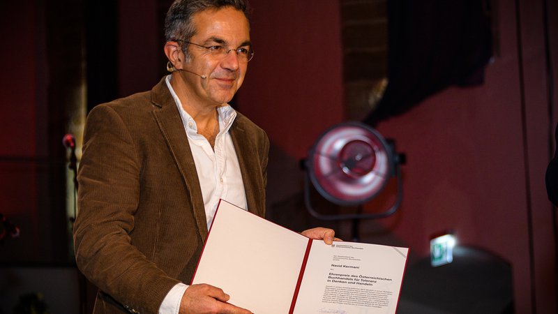 Fotografija: Častno nagrado za tolerantnost avstrijskega združenja knjigotržcev je v nedeljo v Kremsu prejel pisatelj Navid Kermani. FOTO: Sascha Osaka
