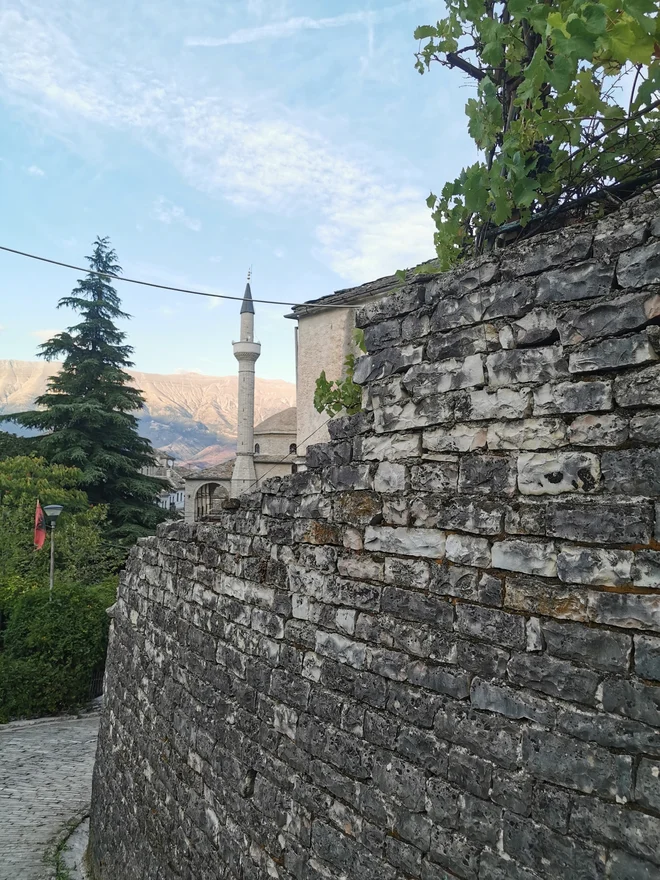 Gjirokastru pravijo tudi mesto v kamnu. FOTO: Lucijan Zalokar