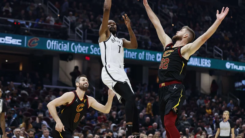 Fotografija: Kevin Durant je v Clevelandu popeljal Brooklyn do vodilnega položaja v vzhodni konferenci NBA. FOTO: Ron Schwane/AFP