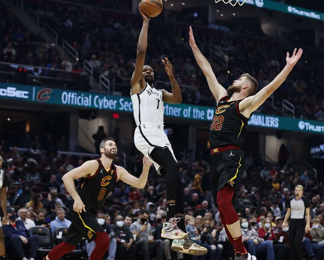 Kevin Durant je v Clevelandu popeljal Brooklyn do vodilnega položaja v vzhodni konferenci NBA. FOTO: Ron Schwane/AFP

