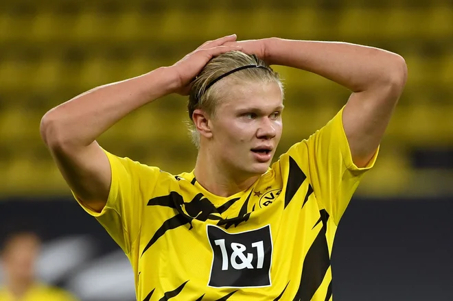 Norweški čudežni deček Erling Håland se bo na igrišče vrnil šele 4. decembra za ligaški derbi proti Bayernu. FOTO: Ina Fassbender/AFP
