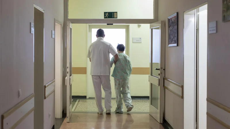 Fotografija: Tej in vsem drugim vladam pa tudi tej in prihodnji opoziciji predlagam, da se dogovorijo in si postavijo jasen cilj, kako zmanjšati zaostanek pri številu zdravnikov glede na povprečje v EU. FOTO: Voranc Vogel/Delo