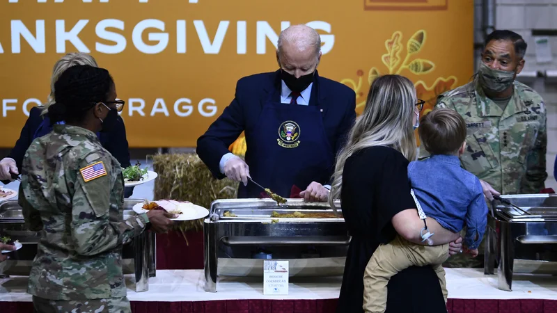 Fotografija: Ameriški predsednik Joe Biden streže s hrano vojakom v vojašnici Fort Bragg v Severni Karolini, pred prihajajočim praznikom zahvalnosti. FOTO: Brendan Smialowski/Afp
