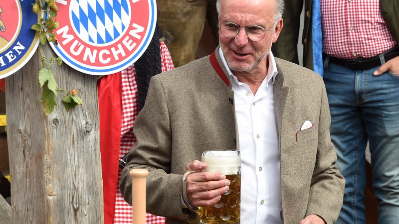 Fotografija: Karl-Heinz Rummenigge, ki se je od vodilnega moža FC Bayern poslovil junija, obžaluje, da Bavarcem ni uspelo zadržati Avstrijca Davida Alabo. FOTO: Christof Stache/AFP
