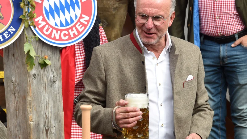 Fotografija: Karl-Heinz Rummenigge, ki se je od vodilnega moža FC Bayern poslovil junija, obžaluje, da Bavarcem ni uspelo zadržati Avstrijca Davida Alabo. FOTO: Christof Stache/AFP