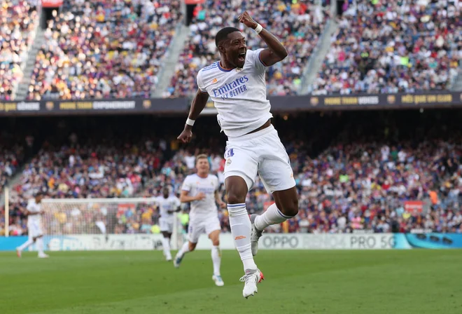 David Alaba je eden od najpomembnejših igralcev pri Realovemu trenerju Carlu Ancelottiju. FOTO: Albert Gea/Reuters
