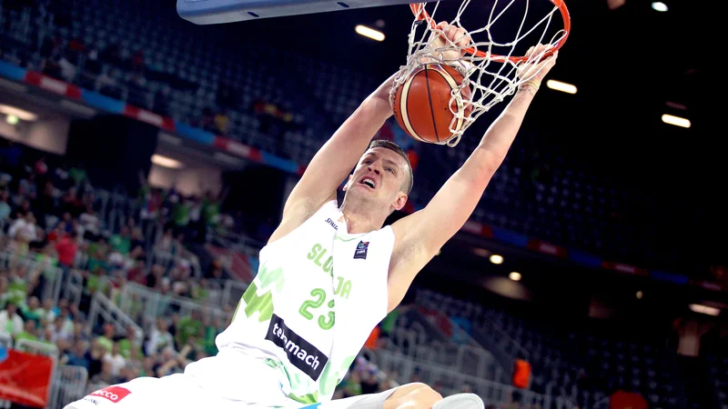Fotografija: Alen Omić, košarkar rojen v Tuzli, se je po šestih letih vrnil v Ljubljano, kjer je za zeleno-bele igral že v letih od 2012 do 2015. FOTO: Roman Šipić/Delo