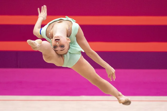 Okrtober 2021. Ukrajinka Viktoriia Onopriienko tekmuje v kvalifikacijah mnogoboja na svetovnem prvenstvu v ritmični gimnastiki v Kitakyushuju. FOTO: Charly Triballeau/Afp