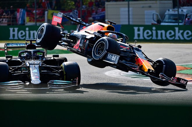 September 2021. Mercedesov voznik Lewis Hamilton (levo) in nizozemski dirkač Red Bulla Max Verstappen sta trčila med dirko za VN Italije na dirkališču Autodromo Nazionale v Monzi. FOTO: Andrej Isaković/Afp

 
