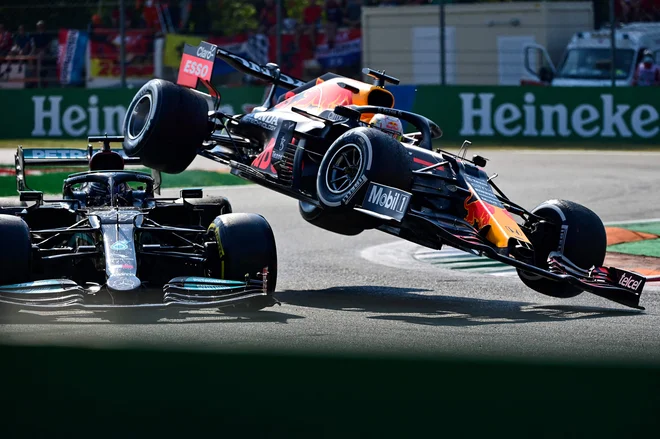 September 2021. Mercedesov voznik Lewis Hamilton (levo) in nizozemski dirkač Red Bulla Max Verstappen sta trčila med dirko za VN Italije na dirkališču Autodromo Nazionale v Monzi. FOTO: Andrej Isaković/Afp