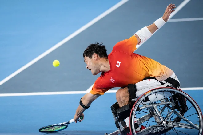 Avgust 2021. Japonec Shingo Kunieda vrača žogico Kitajcu Ji Zhenxuju med dvobojem tretjega kroga teniškega turnirja na paraolimpijskih igrah v Tokiu. FOTO: Yasuyoshi Chiba/Afp