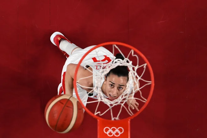 Avgust 2021. Portret Španke Silvie Dominguez na četrtfinalni košarkarski tekmi Španije in Francije na olimpijskih igrah v Tokiu. FOTO: Aris Messini/Afp