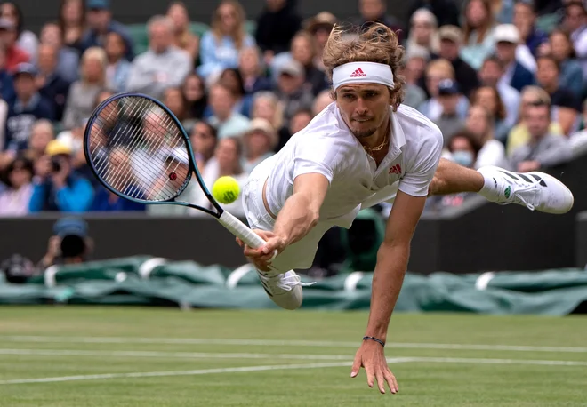 Julij 2021. Nemec Alexander Zverev vrača žogico Kanadčanu Felixu Auger-Aliassimeu med dvobojem četrtega kroga ATP turnirja Wimbledonu. FOTO: Jonathan Nackstrand/Afp