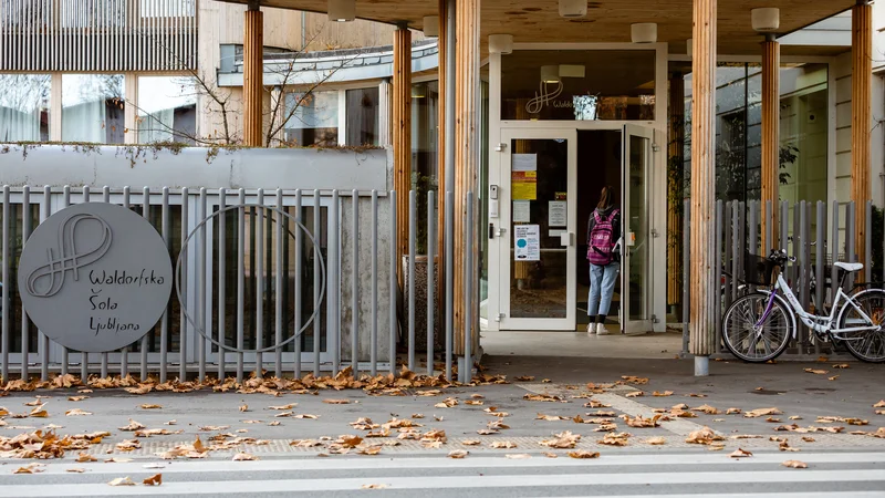 Fotografija: Vodstvo šole je starše pozvalo, da »gredo malo čez svoja prepričanja, da bodo otroci lahko skupaj in v šoli v živo«. FOTO: Črt Piksi/Delo
