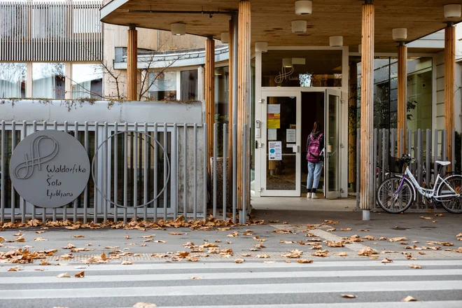Vodstvo šole je starše pozvalo, da »gredo malo čez svoja prepričanja, da bodo otroci lahko skupaj in v šoli v živo«. FOTO: Črt Piksi/Delo
