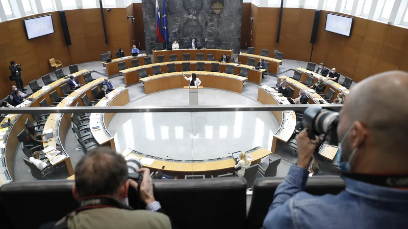 Fotografija: Opozicijsko vlaganje interpelacij je obsojeno na neuspeh, tudi zato, ker je za odstavitev posameznega ministra potrebna absolutna večina, torej 46 poslanskih glasov. FOTO: Leon Vidic/Delo