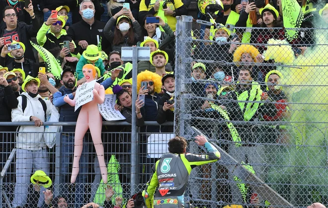 Oktober 2021. V Valencii se je končala sezona svetovnega prvenstva v motociklizmu, ki pa je bila povsem v znamenju slovesa Valentina Rossija, enega najboljših v zgodovini tekmovanja. Sloviti Italijan je na zadnji dirki osvojil deseto mesto. Valentino Rossi je v bogati karieri osvojil kar devet naslovov svetovnega prvaka, zbral pa je 432 nastopov na dirkah. FOTO: Jennifer Lorenzini/Reuters