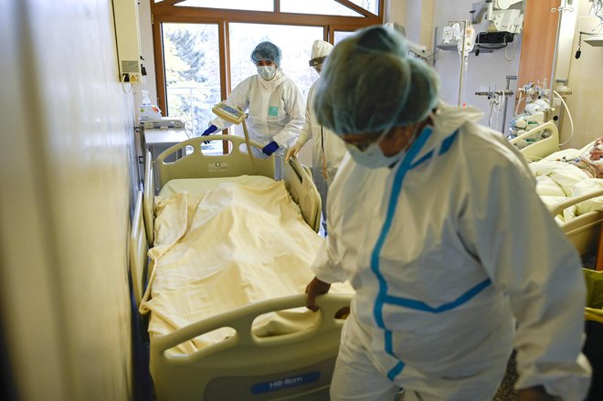 Svetovna zdravstvena organizacija napoveduje, da bo 25 držav kmalu občutilo izjemen pritisk na postelje v bolnišnicah, v 49 od 53 držav pa bodo do marca občutili tudi izjemen pritisk na intenzivno nego. FOTO: Nikolay Doychinov/AFP
